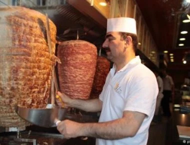 Αλβανός σουβλατζής έκλεβε εξοπλισμό και προμήθειες από άλλα ψητοπωλεία και τα έβαζε στο μαγαζί του